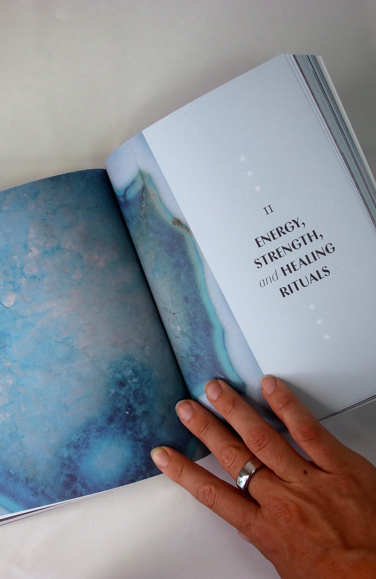 Crystal Healing for Women: A Modern Guide to the Power of Crystals for Renewed Energy, Strength, and Wellness